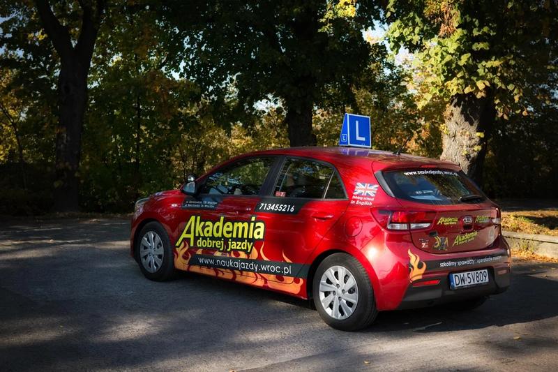 Jak łatwo uruchomić samochód podczas nauki jazdy?
