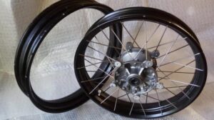 Jakie są koszty centrowania koła motocyklowego? Sprawdź, ile wydasz!