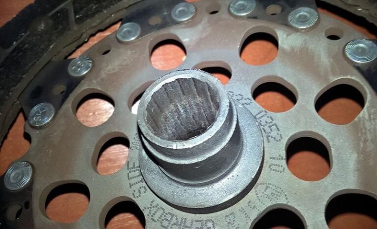 Zwróć uwagę na objawy uszkodzenia docisku sprzęgła, które mogą zaskoczyć każdego kierowcę