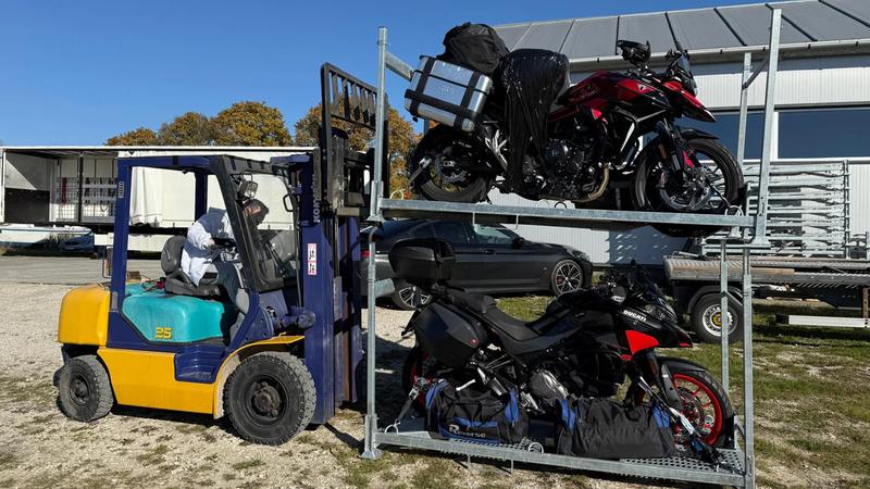 Transport motocykla na przyczepce