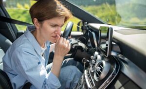 Jak skutecznie pozbyć się nieprzyjemnego zapachu benzyny w aucie?