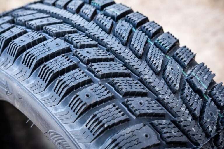 Opony bieżnikowane czy chińskie – co wybrać dla bezpieczeństwa i komfortu jazdy?