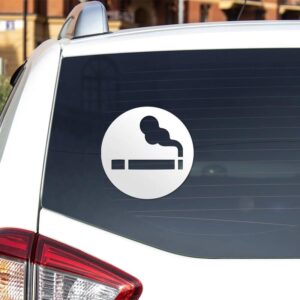 Palenie w samochodzie podczas jazdy – co mówi prawo?