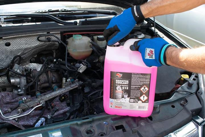 Czyszczenie układu chłodzenia samochodu