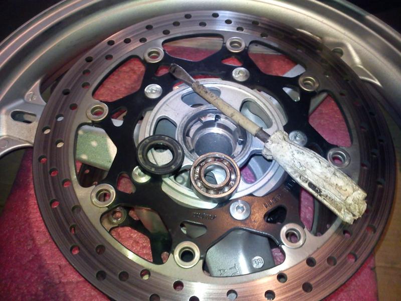 Narzędzia do wymiany łożyska w motocyklu