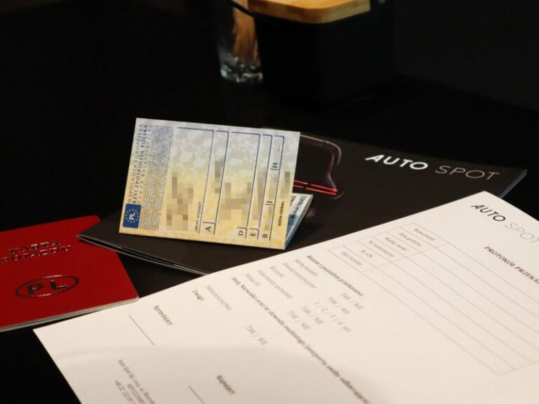 Jakie dokumenty i informacje są niezbędne do zgłoszenia sprzedaży samochodu?