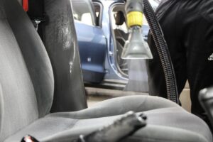 Skuteczne metody na czyszczenie foteli w samochodzie – poznaj najlepsze rozwiązania