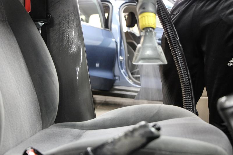 Skuteczne metody na czyszczenie foteli w samochodzie – poznaj najlepsze rozwiązania