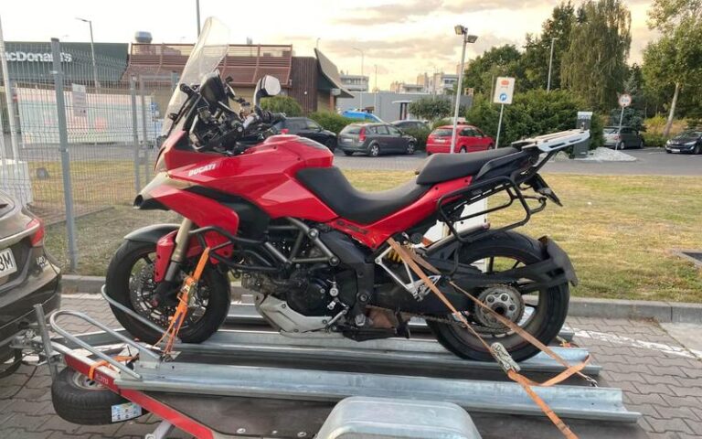 Bezpieczny transport: Jak przewieźć motocykl na przyczepie?
