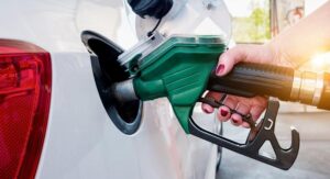 Czy można tankować auto na włączonym silniku? Oto, co musisz wiedzieć!