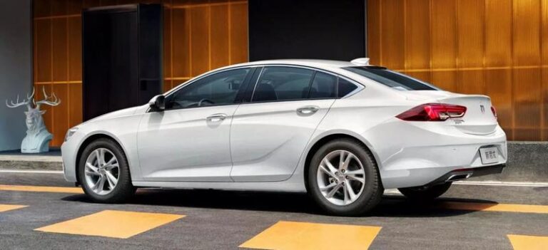 Jak rozpoznać objawy zużytej poduszki silnika w Opel Insignia?
